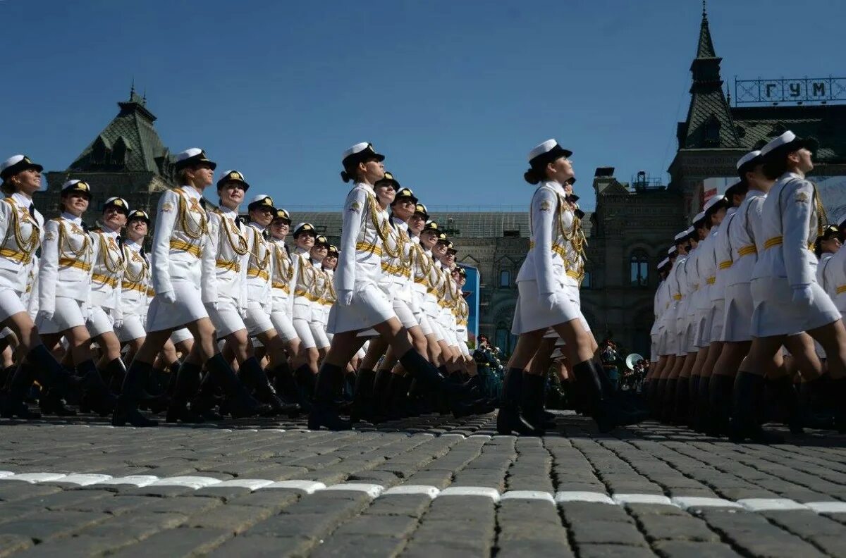 Женщины на параде. Женский полк на параде. Девушки на параде Победы. Парад девушек видео