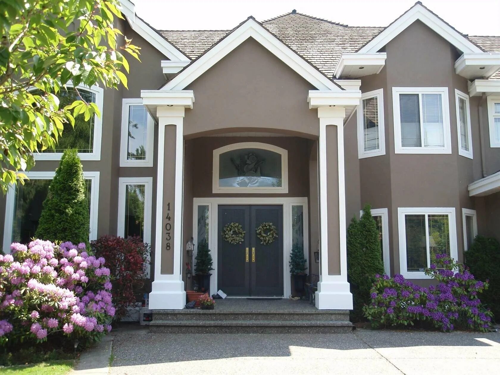 Покраска фасада частного дома. Крашеные фасады домов. Цвета фасадов домов. Красивые цвета фасадов домов. Окрашиваем фасад.