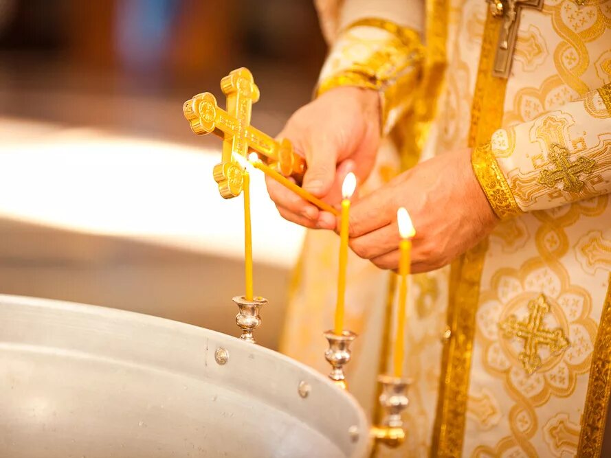 Крещение детей в церкви. Таинство крещения в церкви. Атрибуты церкви. Таинство крещения храм. В церквей крестят.