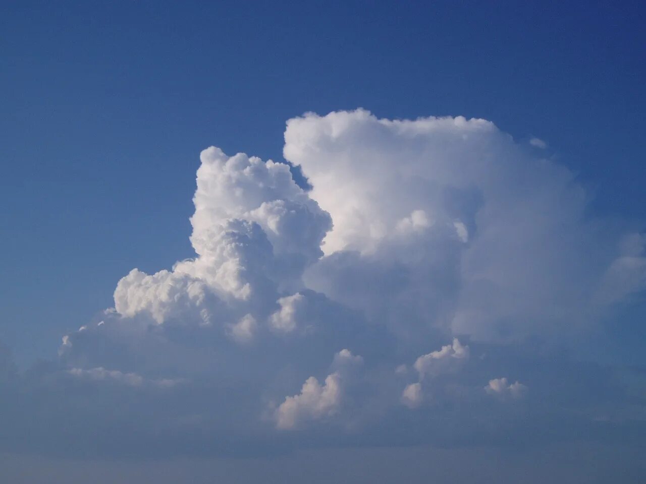 Маленькие облака. Cloud found. Радужные облака. Облака в форме парусника. Cumulonimbus облака.