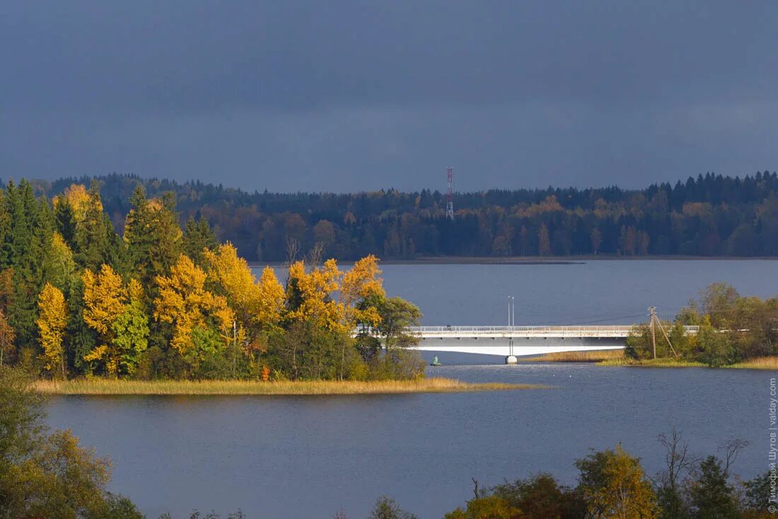 Озеро ужин. Озеро Находно Валдай. Озеро ужин на Валдае. Озеро ужин Новгородская область Валдай. Мост на озере Валдай.