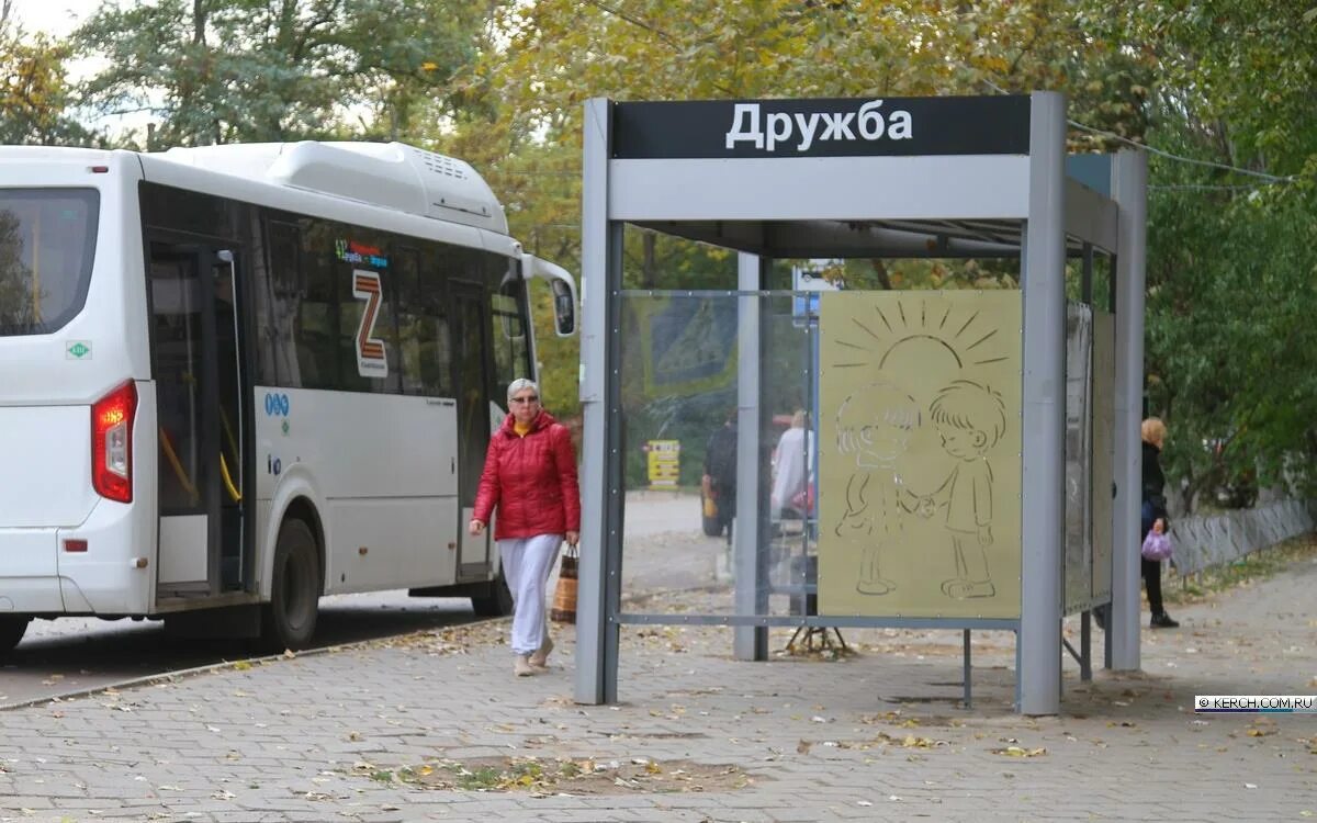 Ост дружба. Автобусная остановка. Остановка Дружба Керчь. Остановка Дружба. Новый павильон остановки автобуса.