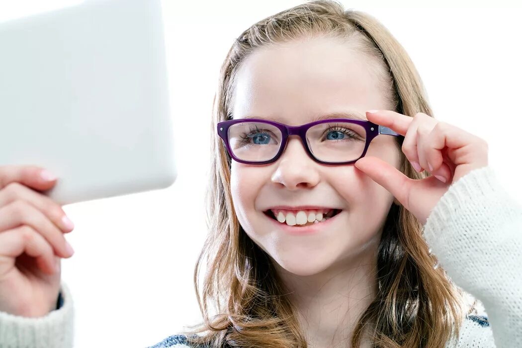 Проблемы со зрением. Подросток в очках. Дети в очках для зрения. Девочка в очках для зрения. Очки при гиперметропии.