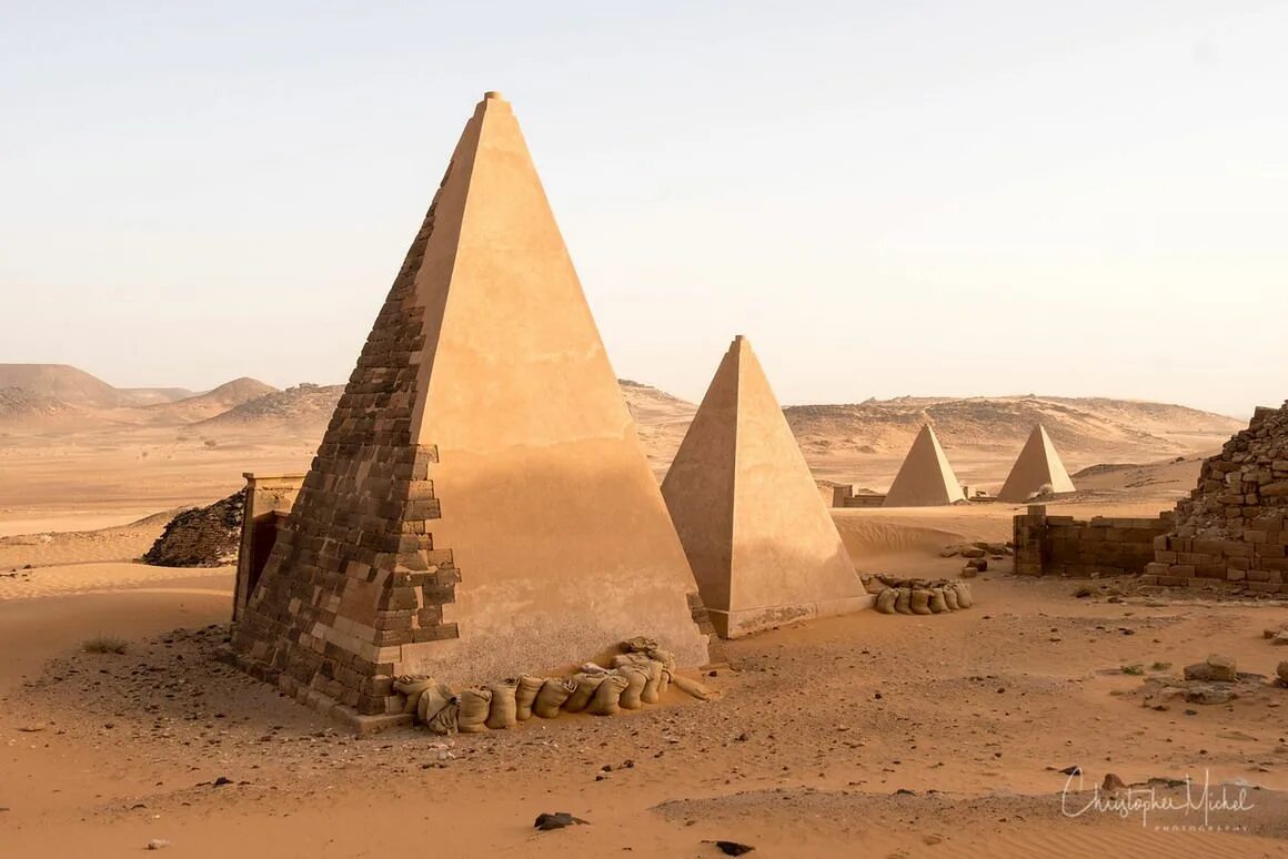 Ancient pyramids. Нубийские пирамиды в Судане. Пирамиды Мероэ Судан. Нубийские пирамиды Мероэ. Пирамиды в Мероэ Египет.