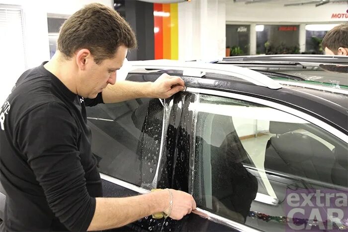 Где затонировать авто. Тонировка стекол автомобиля. Тонирование автомобиля. Тонированное стекло автомобиля. W211 силиконовая тонировка.