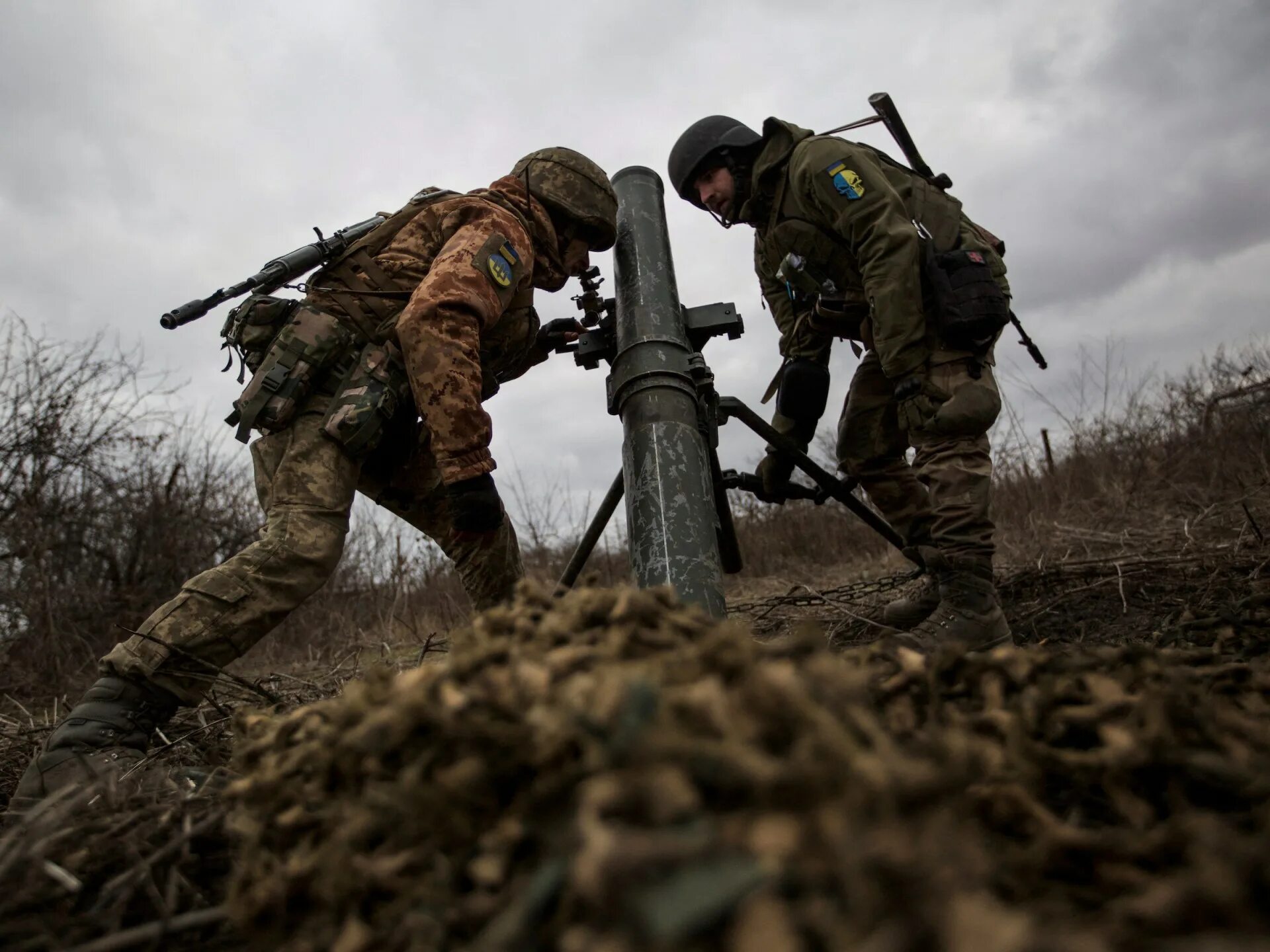 Украинские артиллеристы. Russian ukrainian soldier. Перемирие с украиной. Когда будет перемирие. Когда будет перемирие.