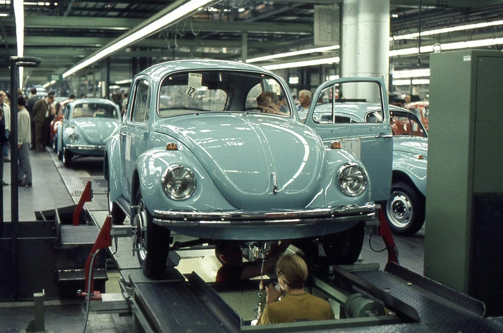 Volkswagen первый автомобиль. Завод Фольксваген в Германии Вольфсбург. Завод Фольксваген в Вольфсбурге. Завод Фольксваген в Вольфсбурге 1938. Фольксваген 1933.