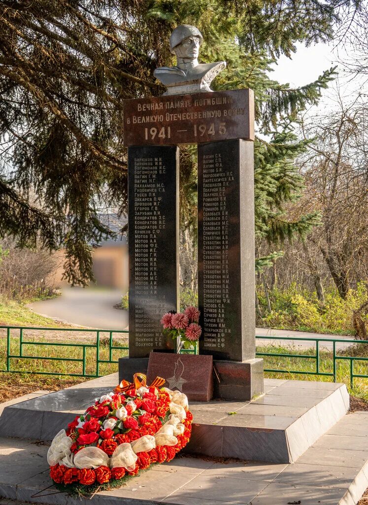 Памятник жертвам великой отечественной войны. Мемориал погибшим солдатам Великой Отечественной. Памятник погибшим воинам в Великой Отечественной мемориал. Мемориалы Великой Отечественной войны в Московской области. Памятник Филоново воинам Великой Отечественной войны.