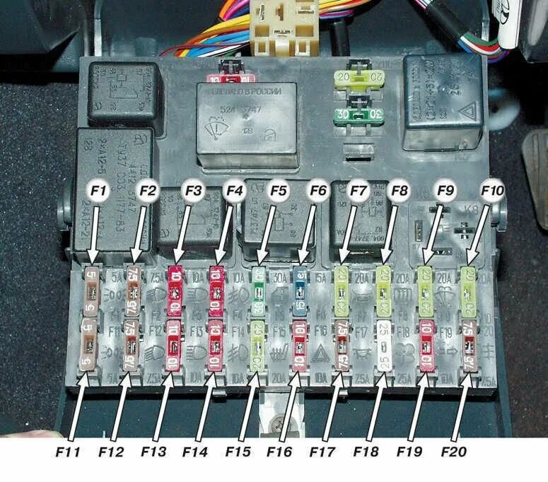Монтажный блок ВАЗ 2112. Блок предохранителей ВАЗ 2110. ВАЗ 2112 блок предохранителей и реле. Расположение предохранителей ВАЗ 2110.