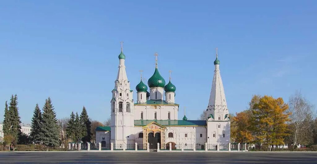 Главная площадь Ярославля, на которой каждое здание - достопримечательность. С п