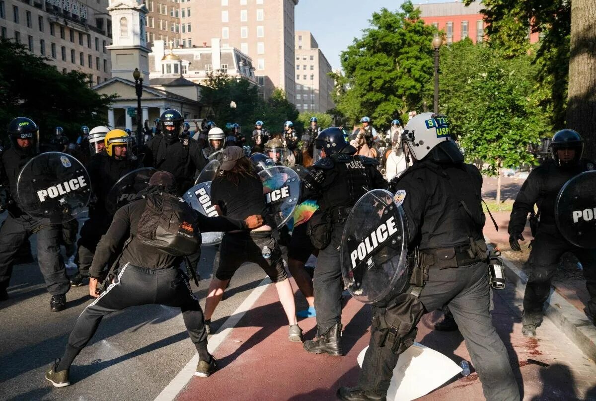 Что сейчас происходит в сша последние новости. Сша riot police. протесты в сша 2025. протестующие в сша.