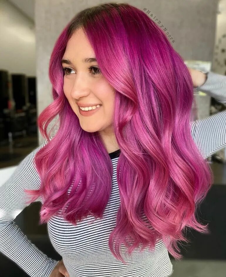 Ярко розовые волосы. Модные розовые волосы. Розовое мелирование. Розовые волосы средней длины. Блоггер с розовыми волосами