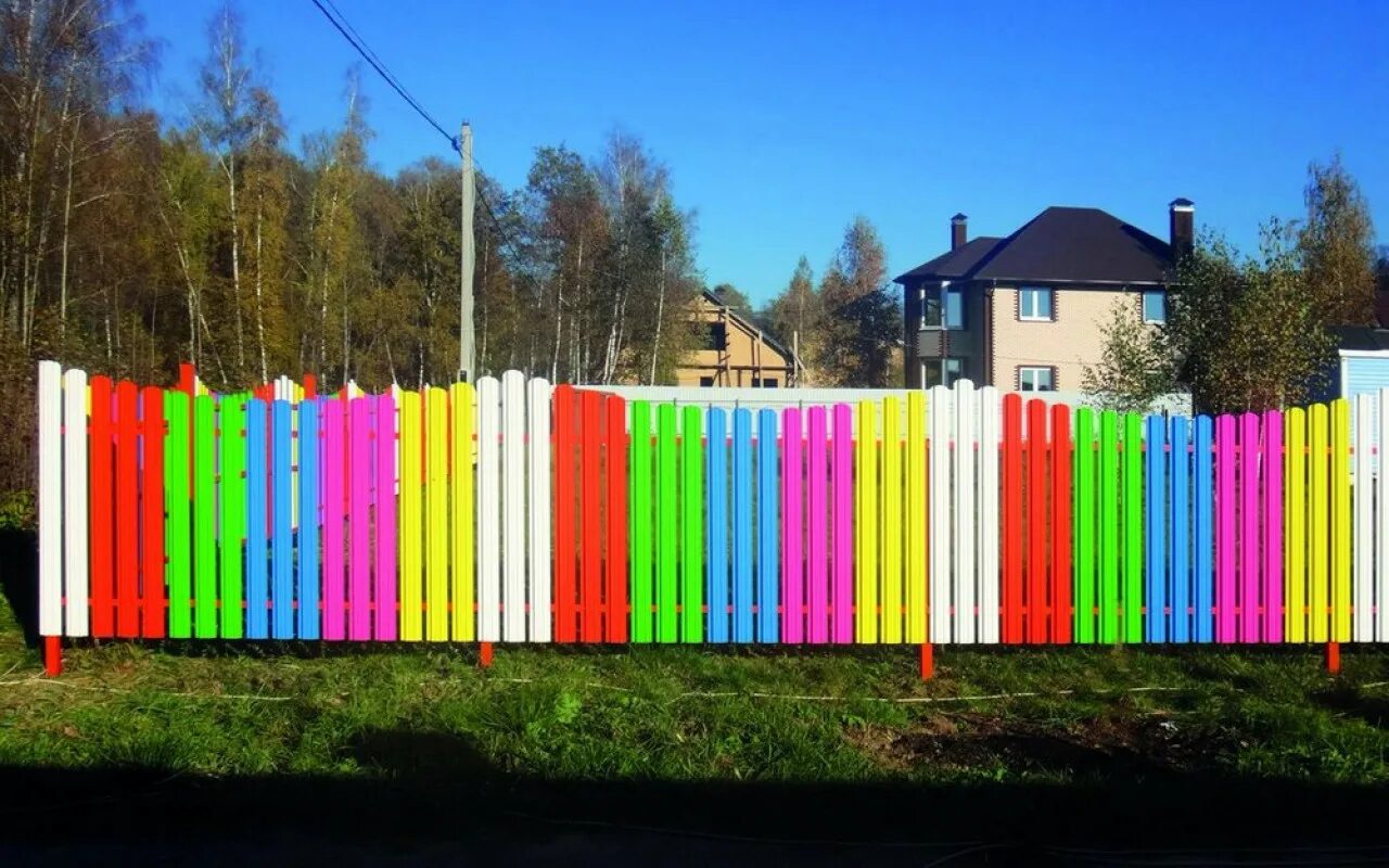 Заборы из штакетника в верее. Разноцветный забор. Разноцветный деревянный забор. Оригинальный забор из штакетника. Красочный забор.