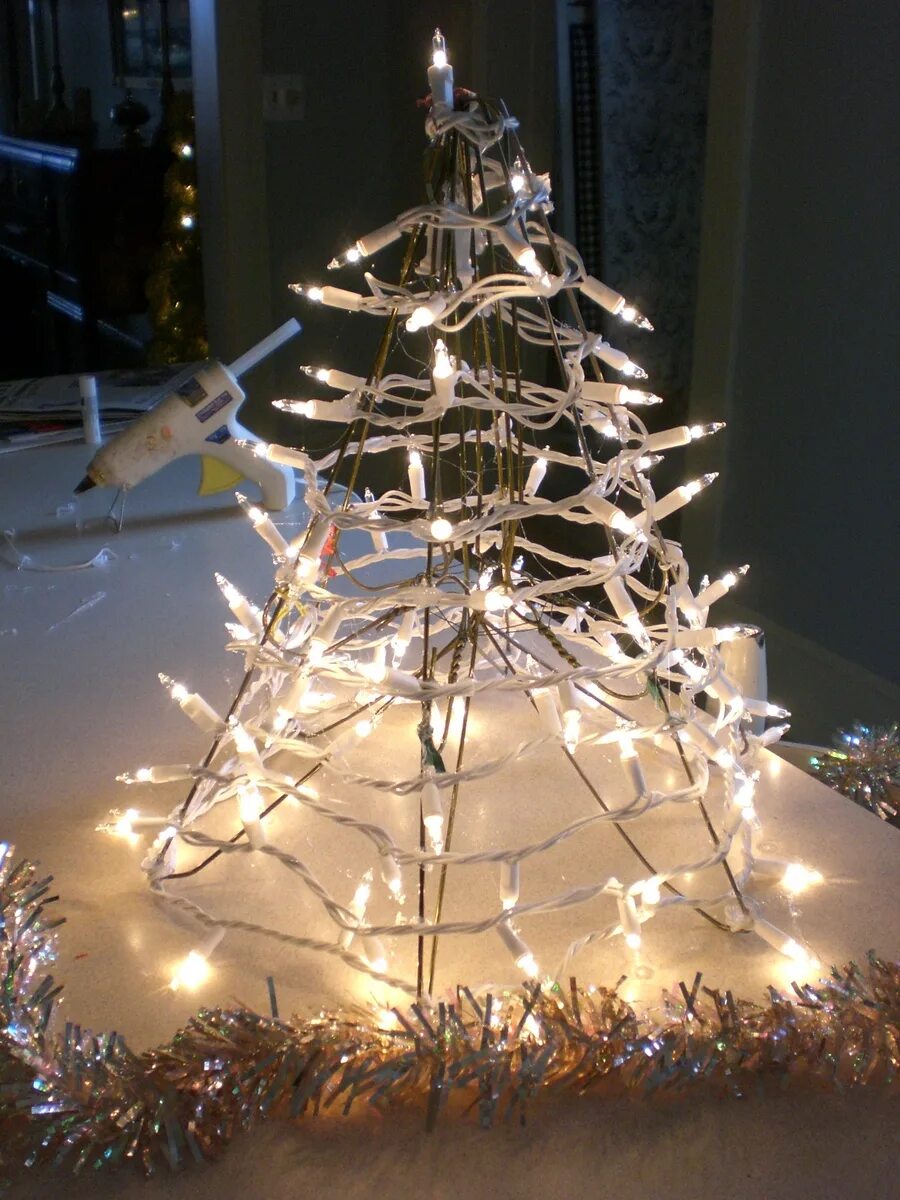 Елка из ниток. Елочка из проволочной мишуры. Елка из проволоки и мишуры. Металлическая елка. Креативные елки из проволоки.