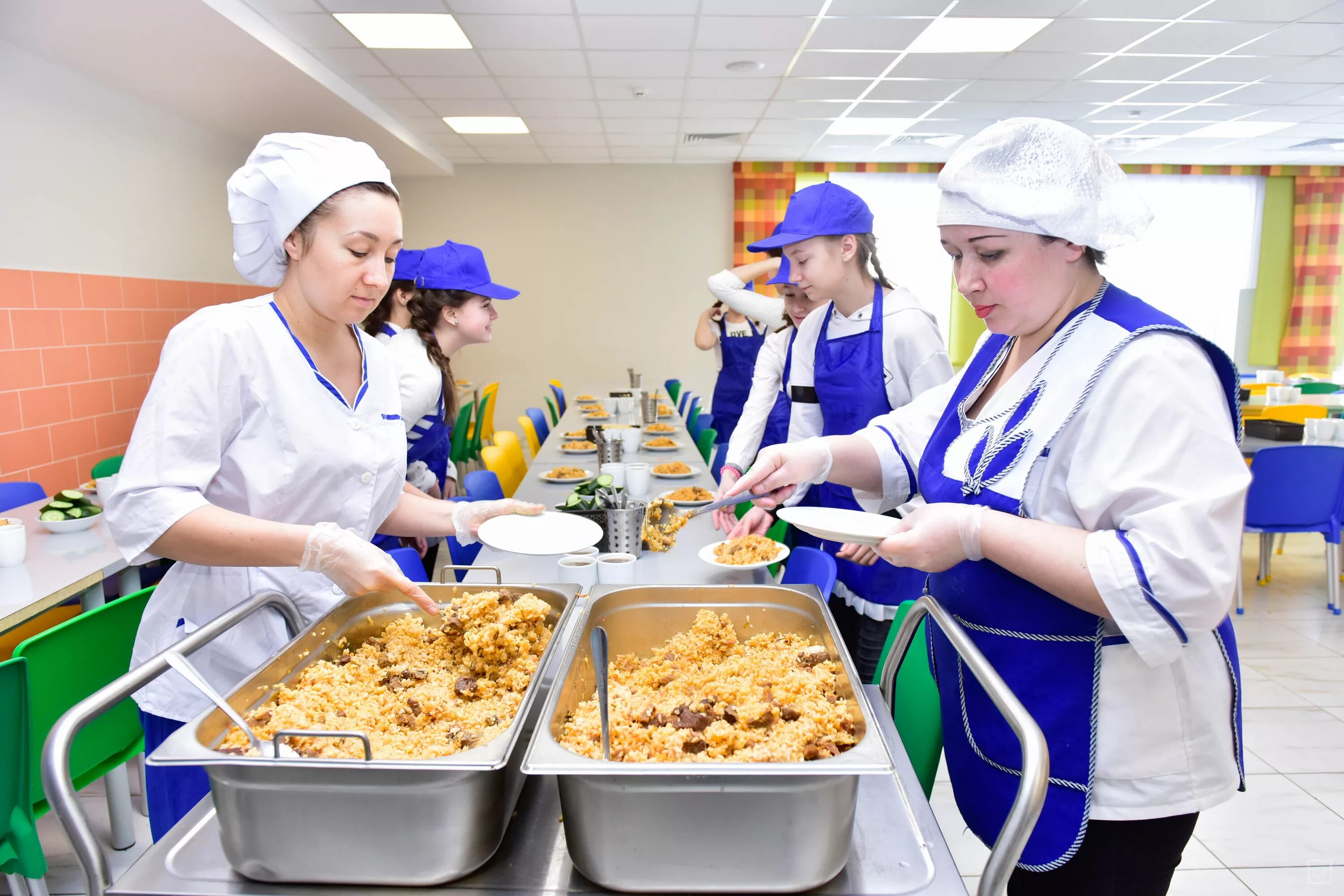 Питание в школьных столовых. Еда в школьных столовых. Столовая в школе. Питание в столовой школы. П общественный питания