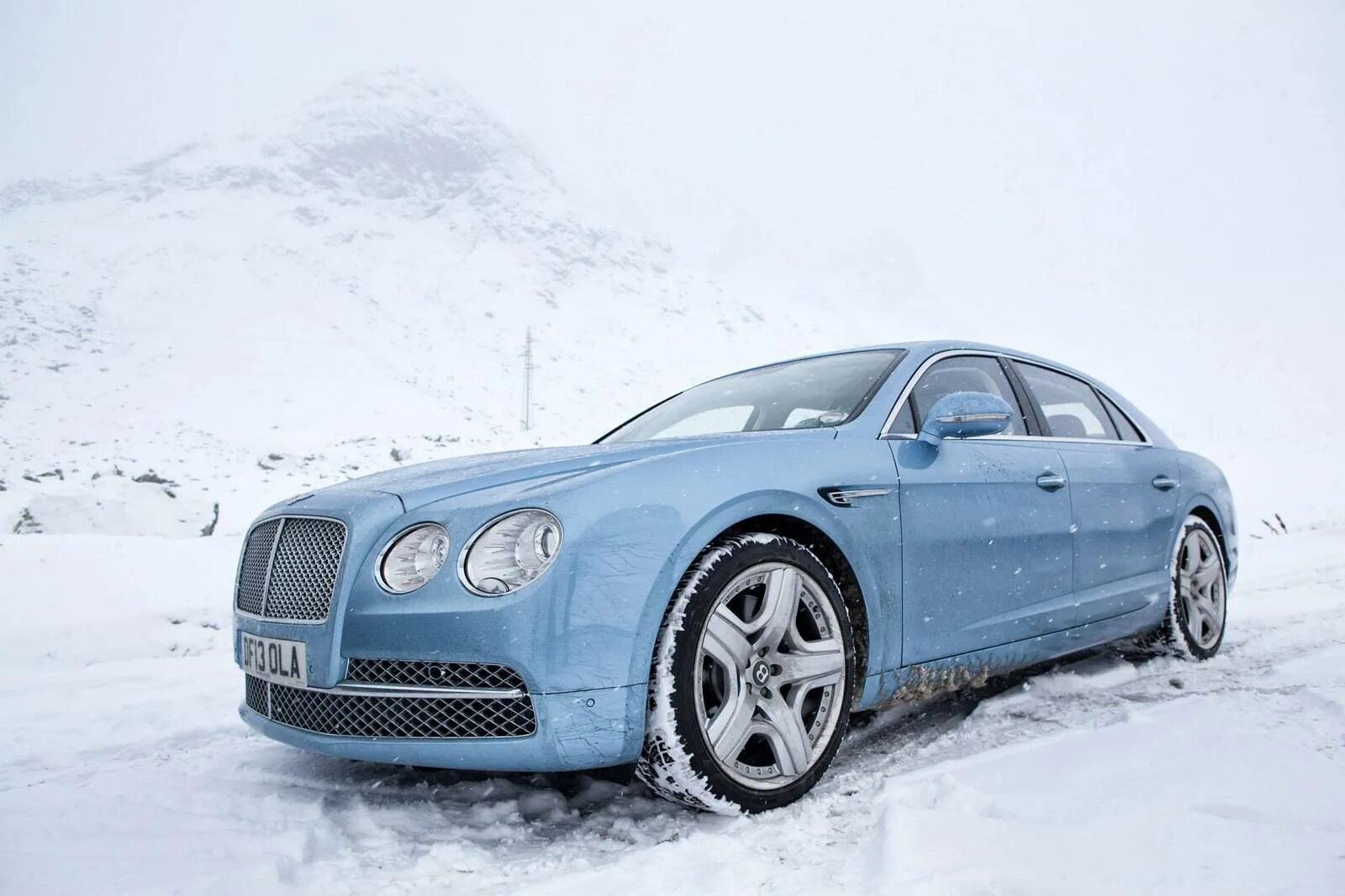 Серо голубая машина. Бентли континенталь голубая. bentley continental flying spur blue. bentley continental голубая. bentley flying spur голубой.