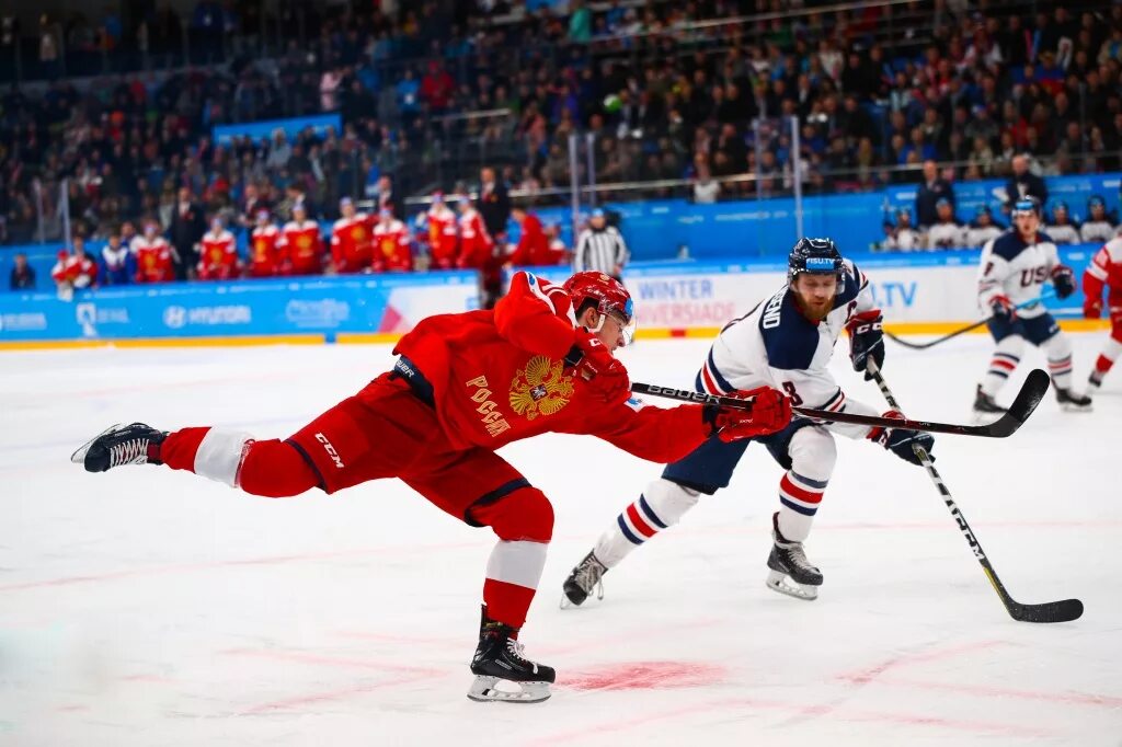 Играть хоккей на льду. Шайба для хоккея. Лед хоккей. Хоккеист на льду. Хоккей с шайбой в России.