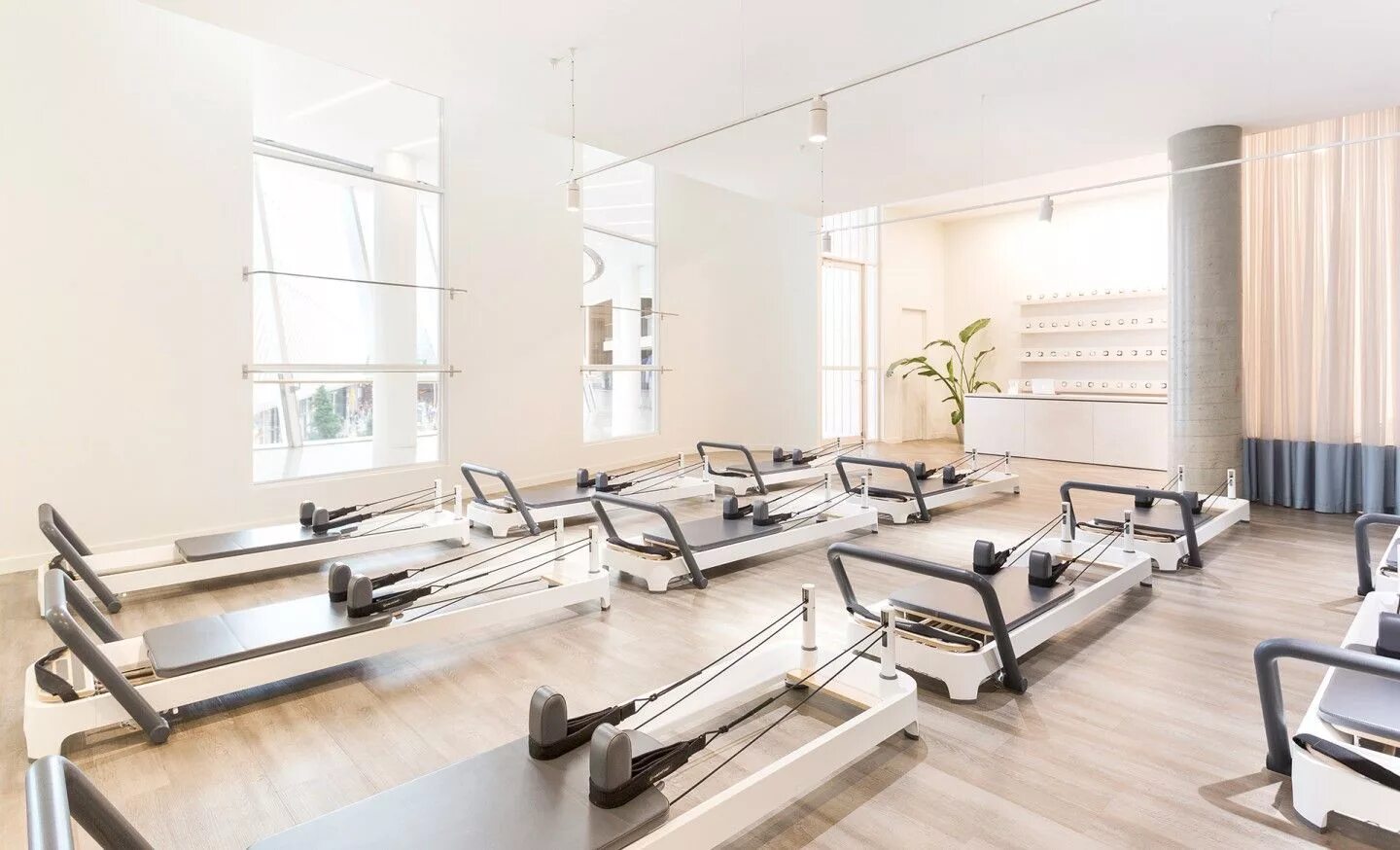 Йога пилатес. Помещение для занятия йогой. Пилатес реформер студии. Студия пилатеса. Планировка в студии пилатеса.