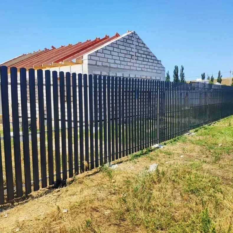 Можно ли ставить сплошной забор между соседями. Забор между участками. Забор между соседними участками. Забор в СНТ. Забор между соседями в частном доме.