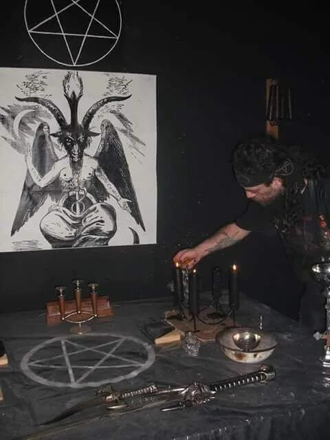 Пентаграмма ритуал призыва. Satanic ritual. Satanic ritual. Пегги надрамиа церковь сатаны. Церковь сатаны антона лавея алтарь.