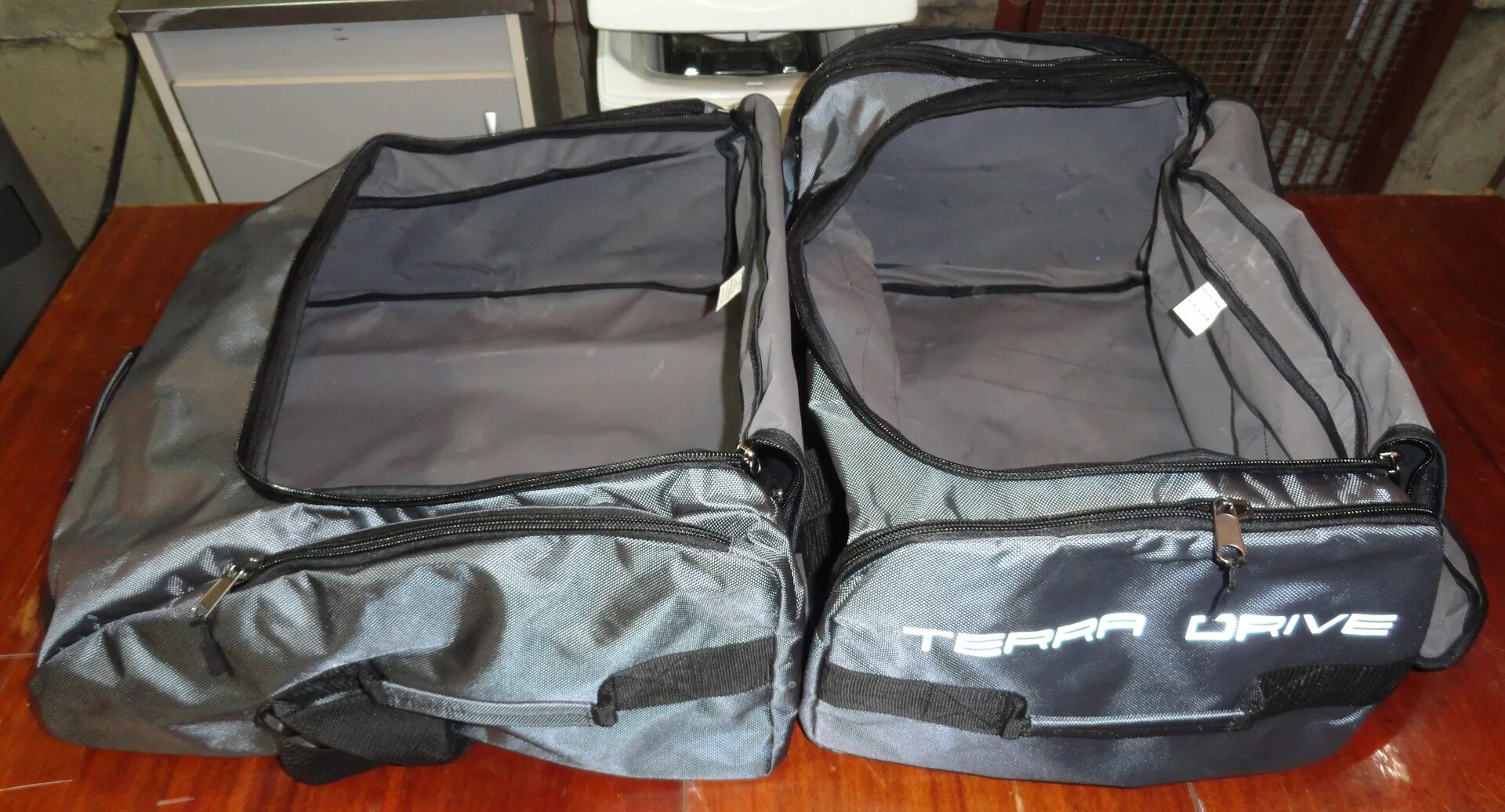 Сумки в бокс broomer. Комплект сумок атлант в автобокс. Сумка носовая для автобокса. Чехол для терра драйв 480. Сумка для бокса lux 845588.