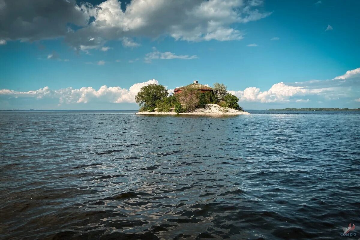 Остров на реке. 1000 островов канада. Остров посреди озера. Остров святого лаврентия. Дом посреди реки дрина.