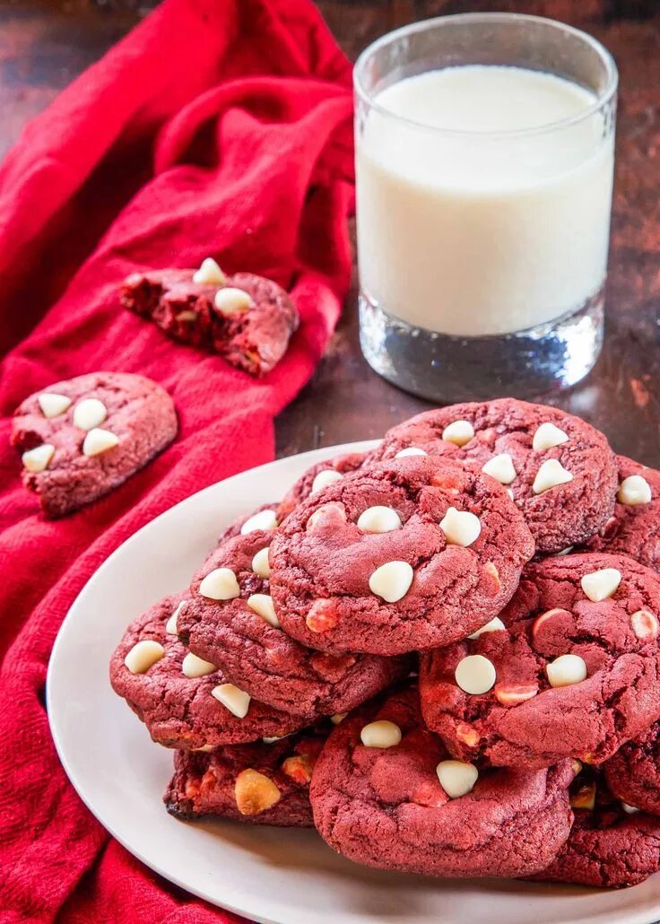 Red cookies. Red Velvet cookies. Печенье вельвет. Печенье красный бархат с белым шоколадом. Шоколадные печенья красные.