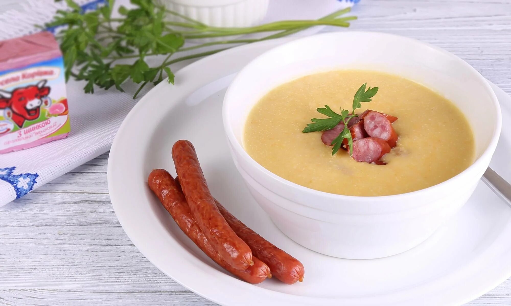 Суп с плавленным сыром и колбасками. Суп с охотничьими колбасками и плавленным сыром. сырный суп с охотничьими колбасками. суп с охотничьими колбасками и сыром. суп охотничий с копчеными колбасками.