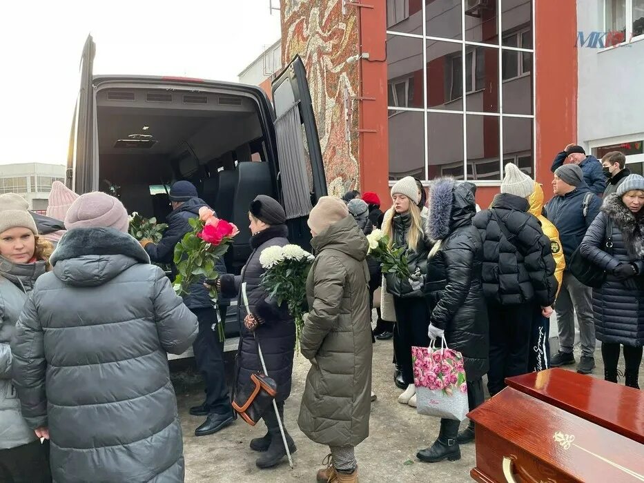 Прощание с погибшим в рязани. Рязань простилась. В рязани простились с александром сергеевым. Рязань простилась. Юров с женой рязань фото.