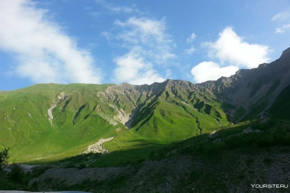 Есть ли южная осетия. Южная Осетия Цхинвал горы. Цхинвал Южная Осетия природа. Озеро Эрцо Южная Осетия. Цхинвал горы.
