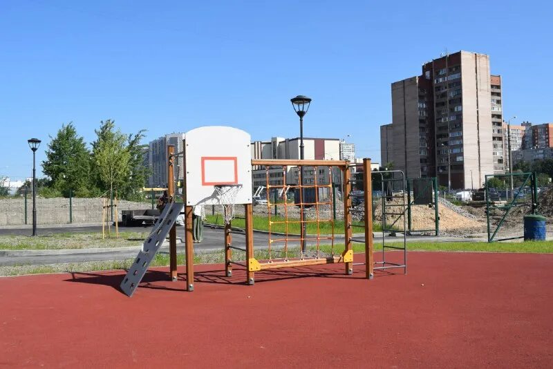 на обеих площадках. на обеих площадках. качель на детской площадке с резиновым покрытием. на обеих площадках. спортивная площадка в парке.