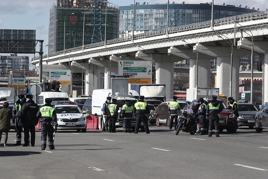 Выезды из москвы перекрыты. МКАД перекрыли. Въезд в Москву. Блокпост Москва на дороге. Полицейские на МКАДЕ.