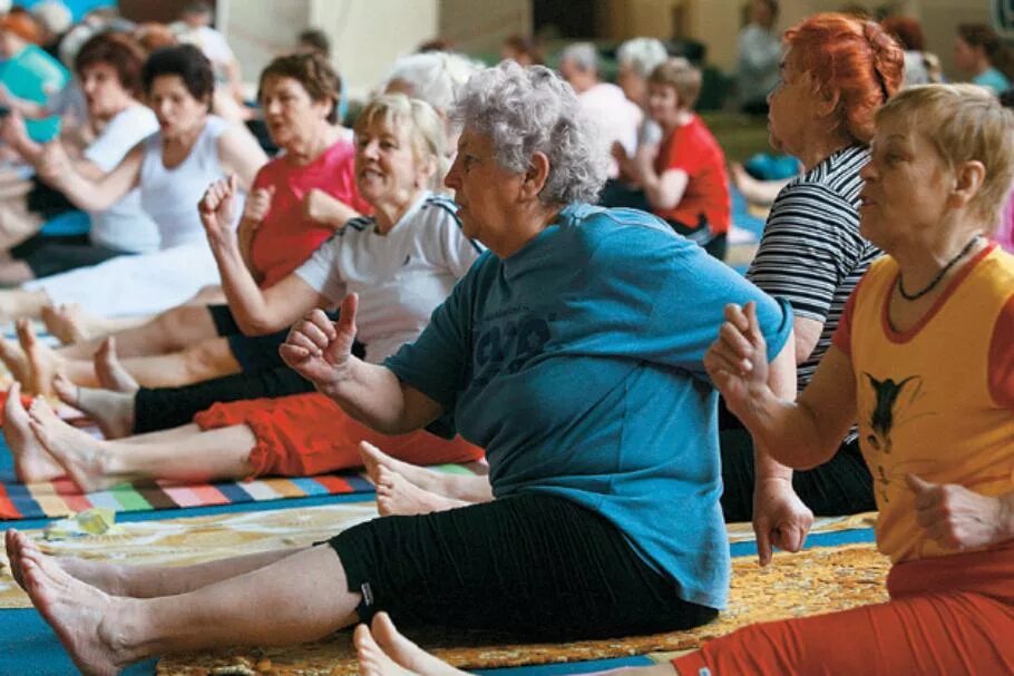 Физкультура для пожилых. Оздоровительная физкультура для пожилых. Занятия ЛФК для пожилых людей. Пожилые люди спорт. Долголетие йогов