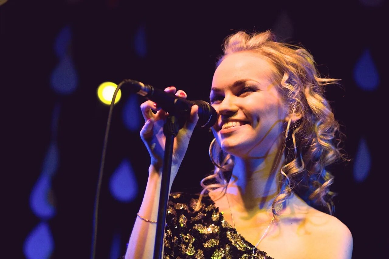 Сцена концертная у моря. Саш концерт. Александра квашеная концерт. Саш концерт. Саш концерт.