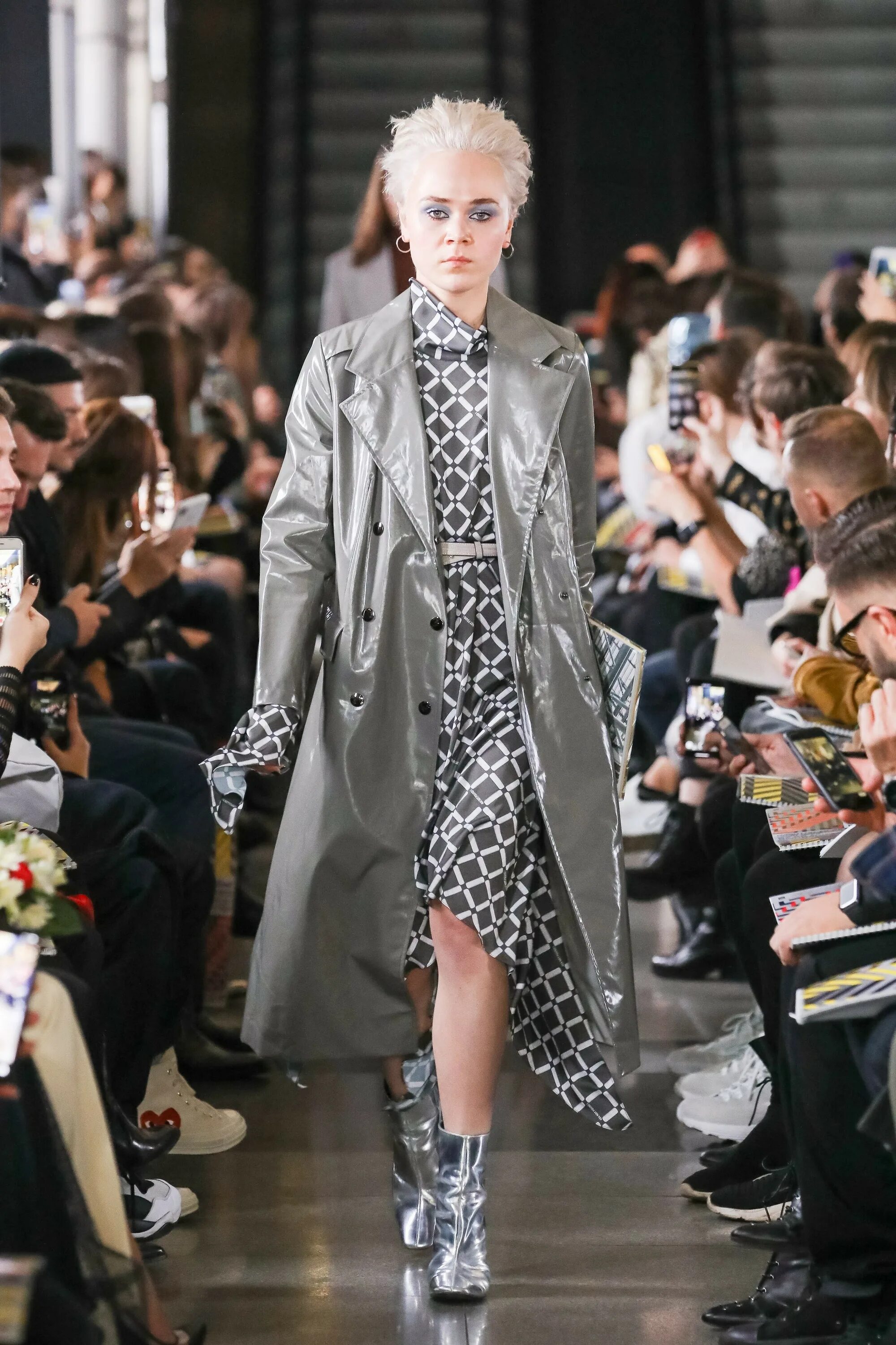 Модные показы одежды. Лондонская неделя моды (london fashion week). Неделя моды отзывы. Показ мод в париже 2023. Кутюрная неделя моды в париже 2022.