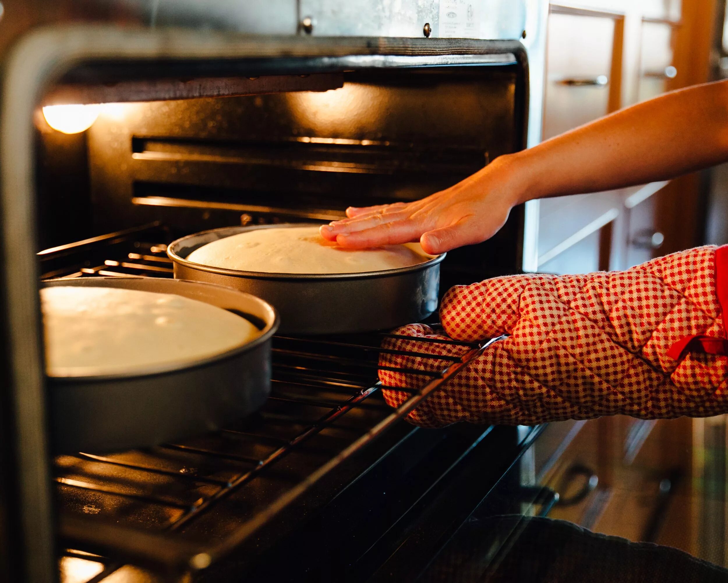 Гигиена приготовления пищи. Oven Baking. Горячий противень из духовки. Достает из духовки.