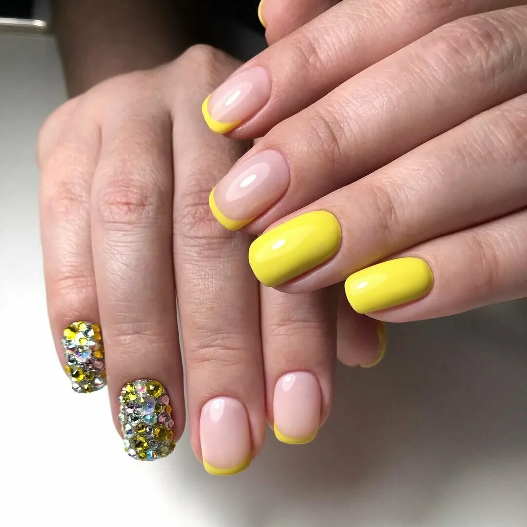 Шеллак 2022 желтый. Жёлтый маникюр на короткие ногти. Яркие желтые ногти. Маникюр желтого цвета летний.