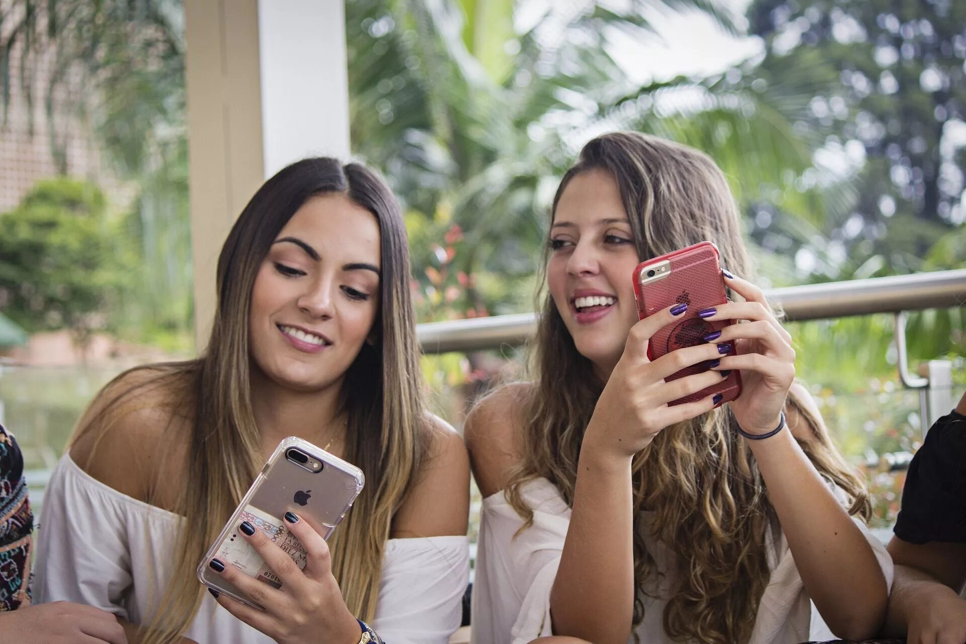 Девушка со смартфоном. Фотосессия со смартфоном. подруги с телефоном в руках. веселая девушка с смартфоном.