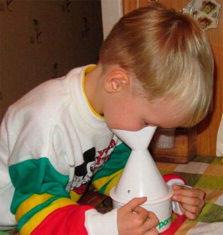 Тепловой двигатель внешнего сгорания паровая машина. Поделки и эксперименты с детьми. Сухой лед. Кастрюля с водой. Чайник кипит.