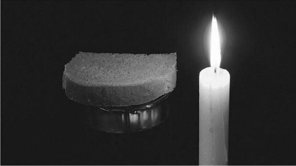 Хлеб на поминках. Свеча. Свеча черно белая. Блокадная свеча. Свеча (белая).