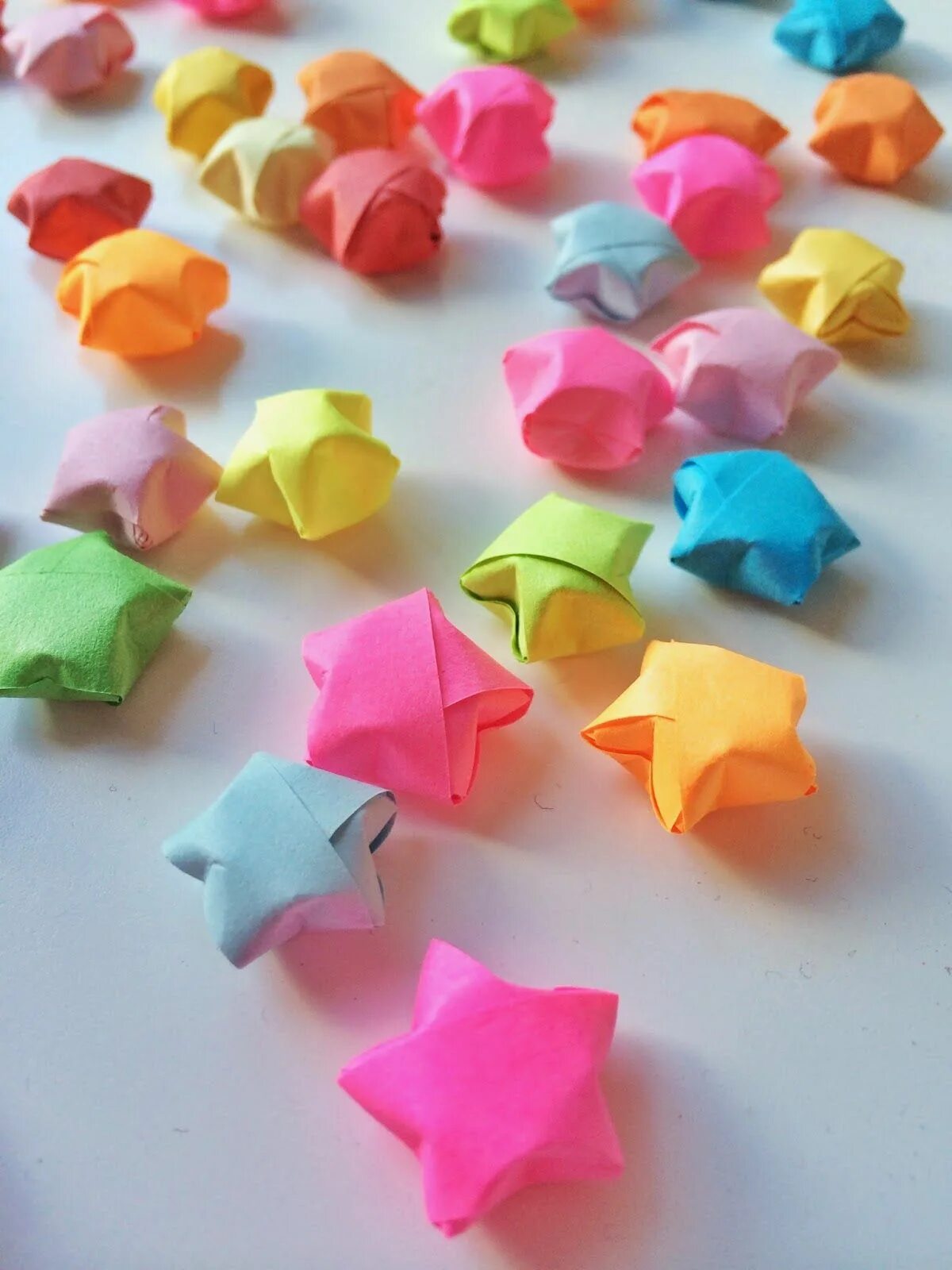 Счастье оригами. Звёздочки из бумаги объёмные. Бумажные объемные звездочки. Звёздочка оригами объёмные. Звездочка счастья оригами.