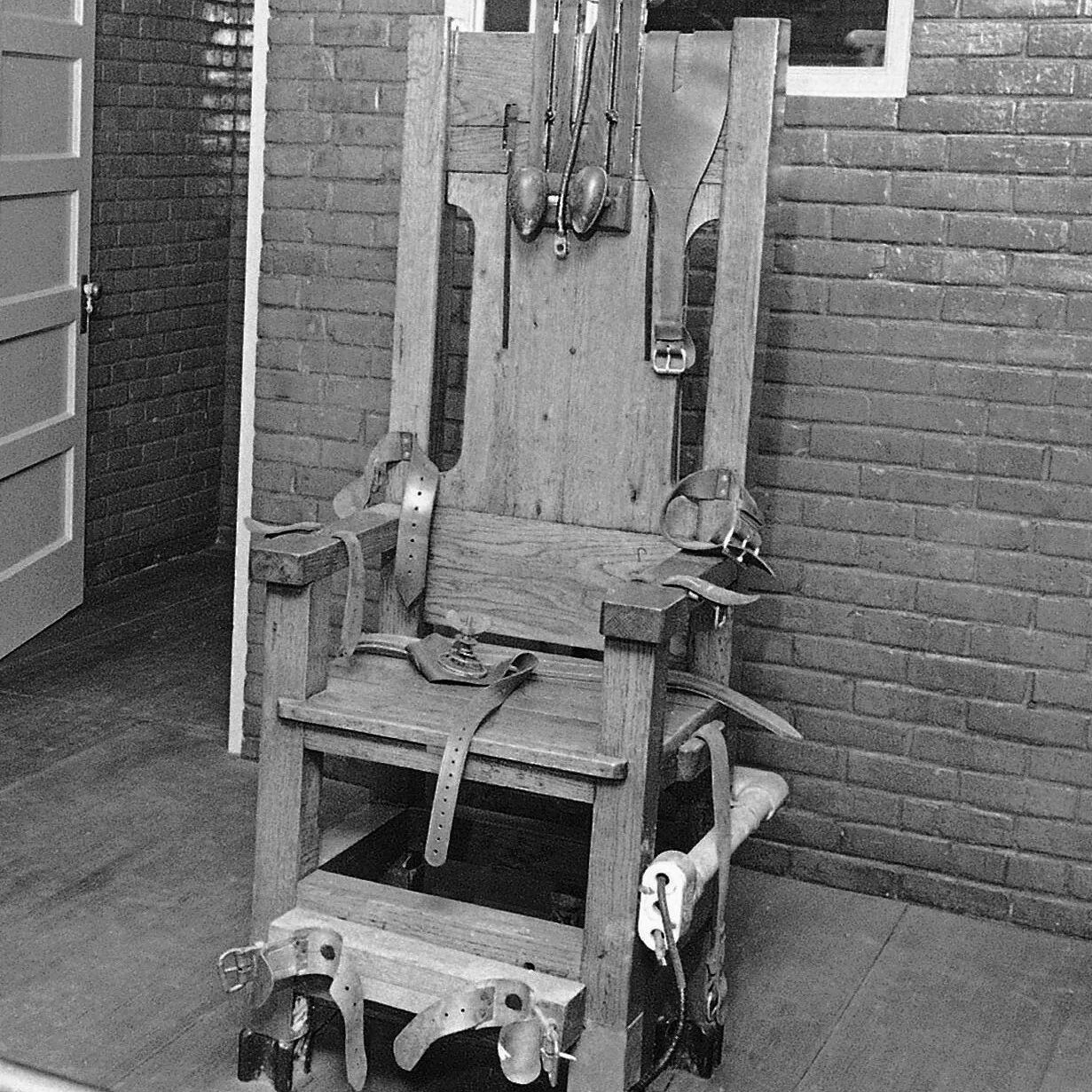 Electric chair. Казнь на электрическом стуле. Old sparky электрический стул. Электрический стул смертная казнь. Электрический стул электрон.