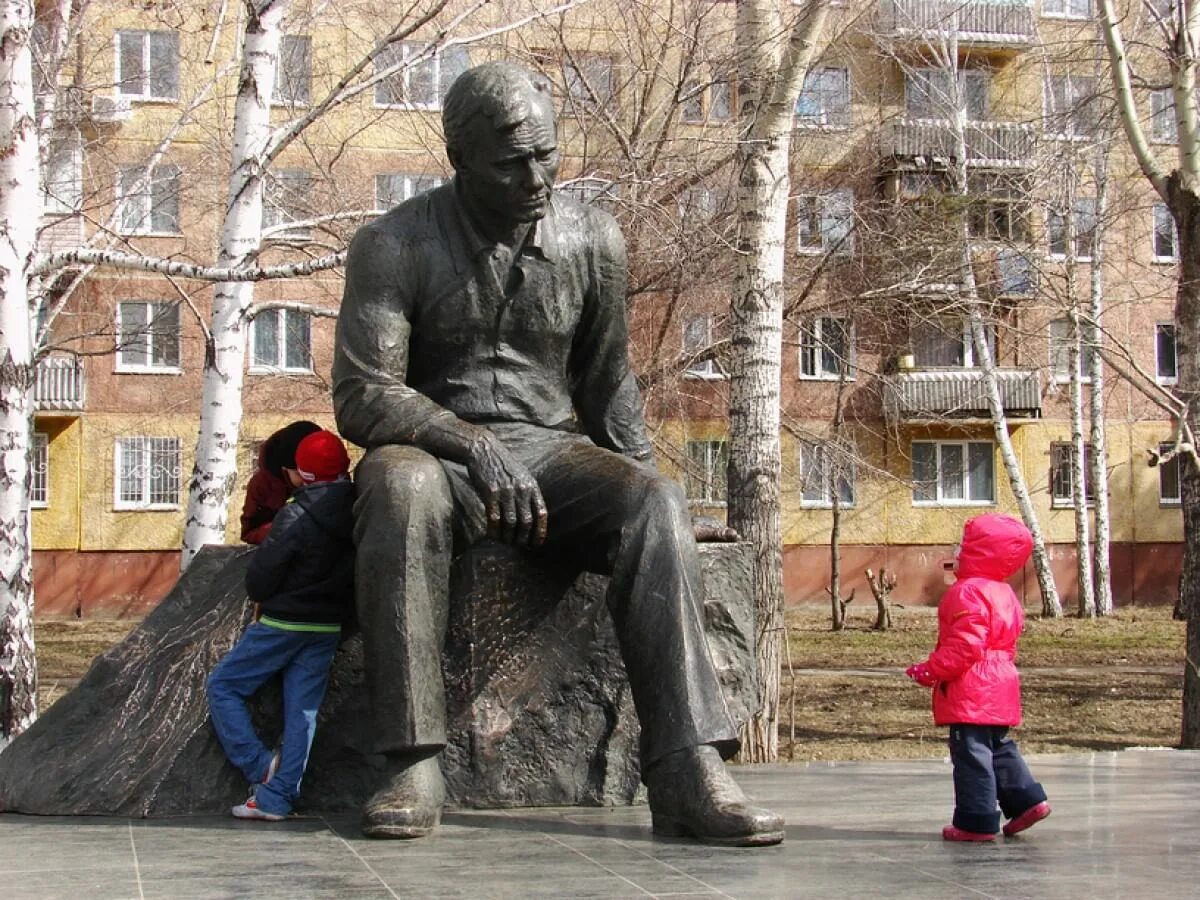 Памятник Шукшина Барнаул. Памятник Шукшину в Барнауле. Статуя Шукшина в г.Барнаул. Памятник Шукшину Барнаул Юрина.