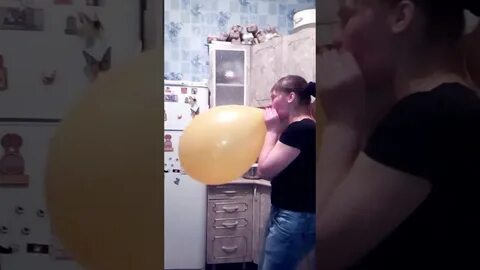 Надувают попой шарик