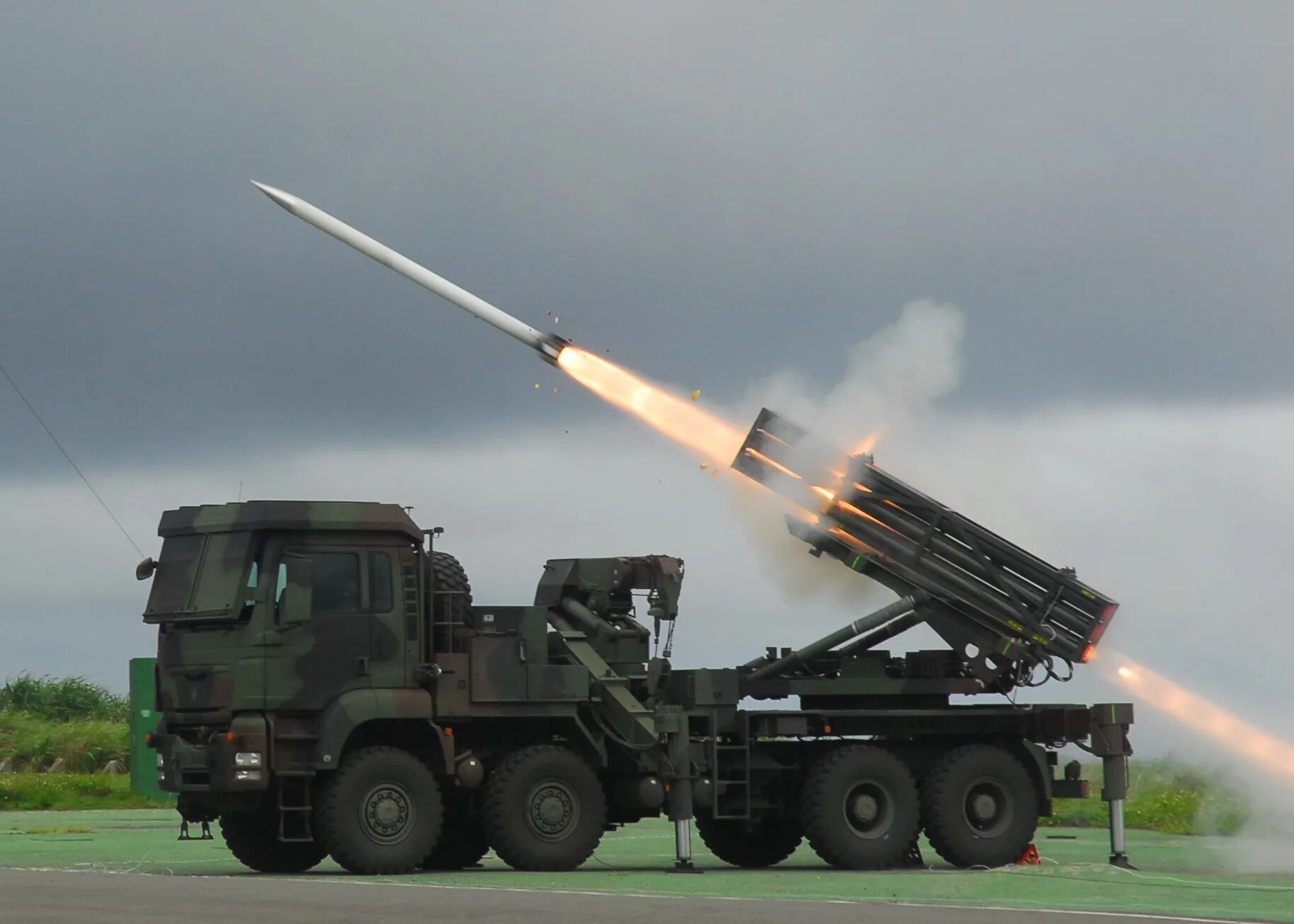 РСЗО lar-160. РСЗО RT-2000. РСЗО Ларс 2. РСЗО MLRS м270.