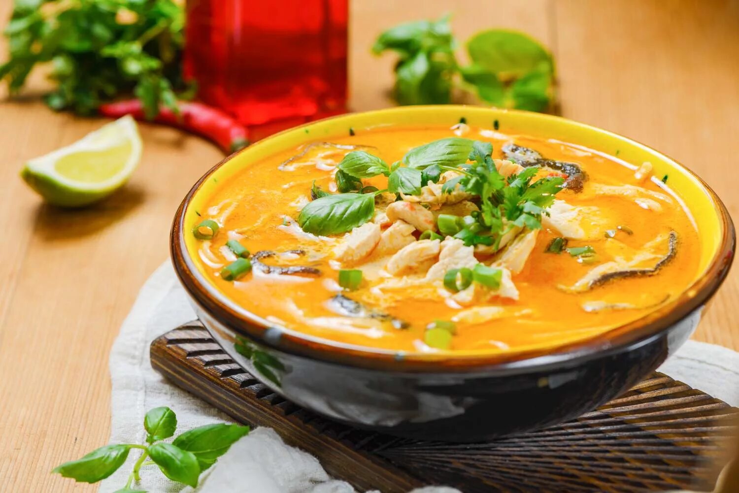 Лапша с кокосовым молоком. Tom yum суп. блюда с кокосовым молоком. шорба с курицей. суп с кокосовым молоком и курицей.