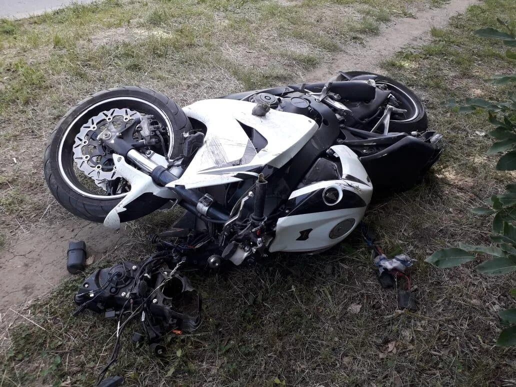 Мотоцикл купить ставропольский. Разбитый мотоцикл Ямаха р1.