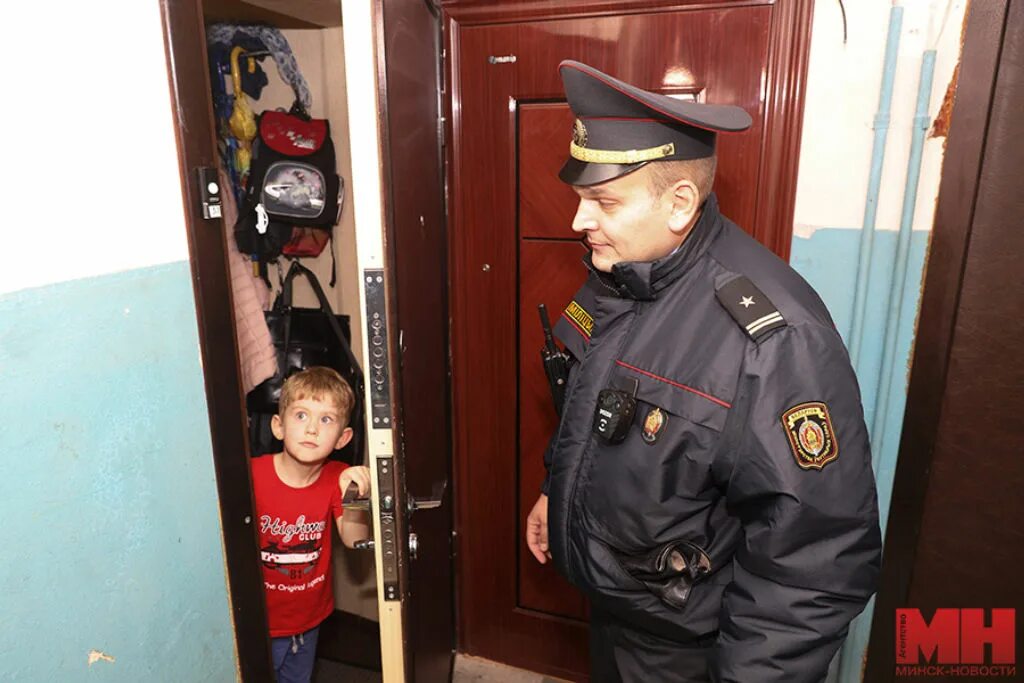 Милиция в квартире. Квартира милиционера. Служебная квартира. Семьи сотрудников овд. Полицейский в квартире.