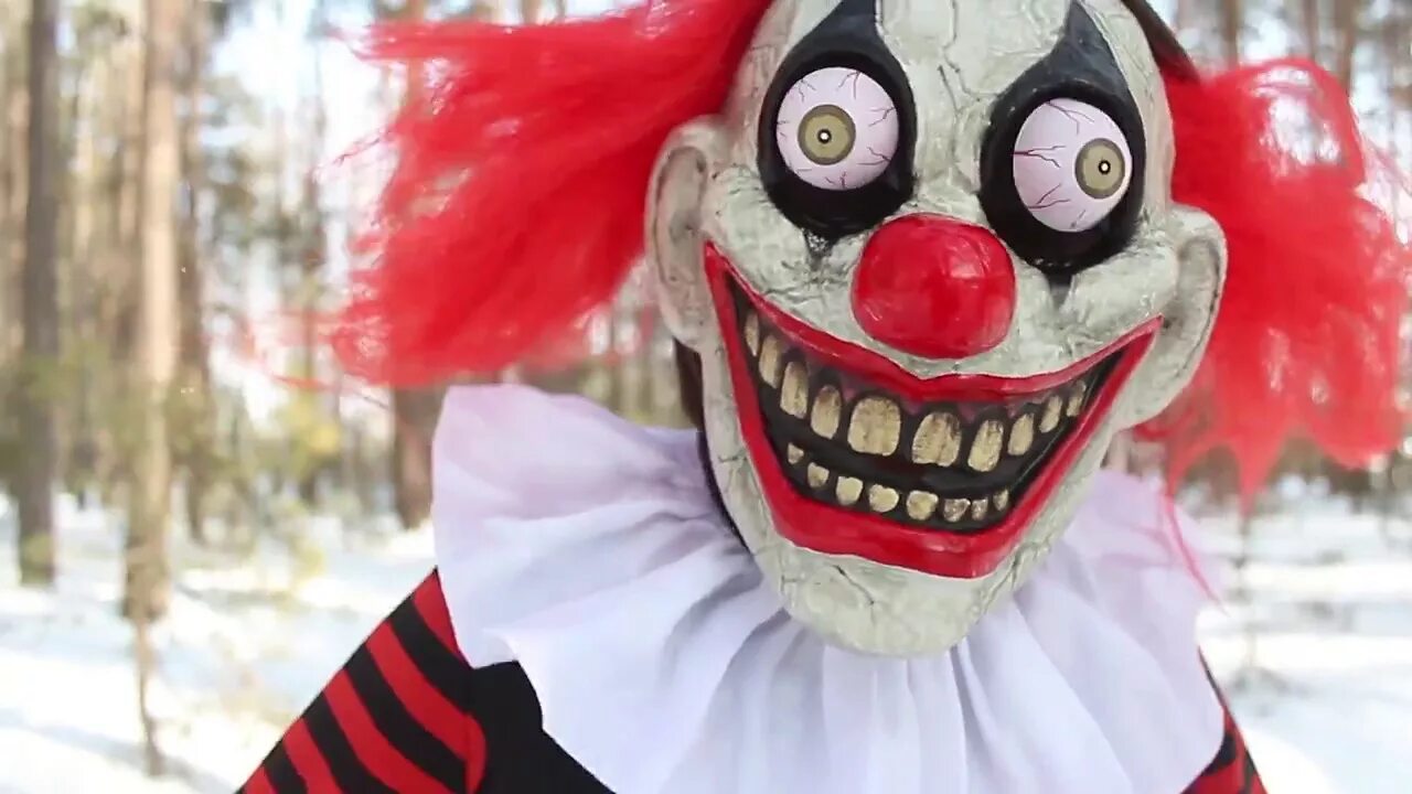 Страшные клоуны видео. Клоун улыбается.