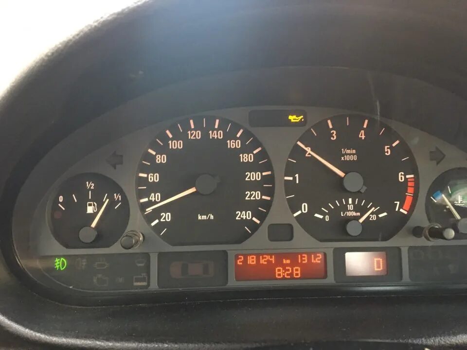 Лампочка масленки киа спортейдж. Масло горит желтым. Vw t6 загорелся желтый треугольник. Вольво с 80 горит жёлтый знак треугольник. Лампочка уровня масла спортейдж 3.